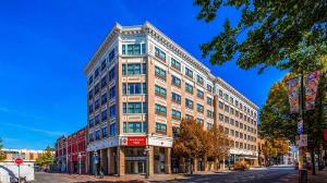 BEST WESTERN PLUS Carlton Plaza Hotel, Victoria