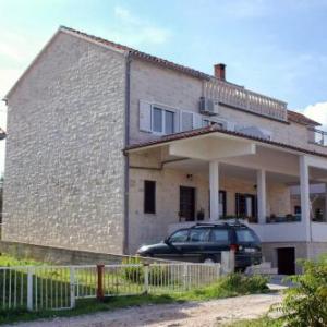 Apartments with parking space Splitska Brac - 9657
