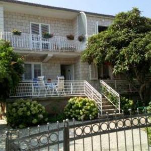 Apartments with a parking space Mirca Brac - 730
