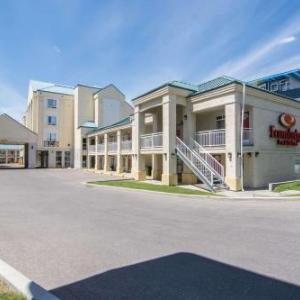 Father David Bauer Arena Hotels - Econo Lodge Inn & Suites University