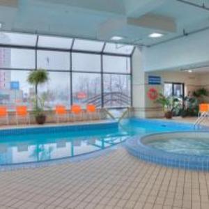 Howard Johnson Hotel by Wyndham by the Falls Niagara Falls