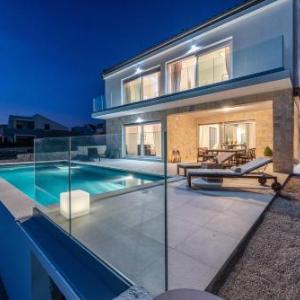 Villa Olea luxury retreat with nature blend