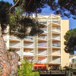 Apartment with one bedroom in Le Lavandou with wonderful sea view and furnished balcony 50 m from the beach