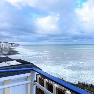 Villa de front de mer avec terrasse vue mer et jardin