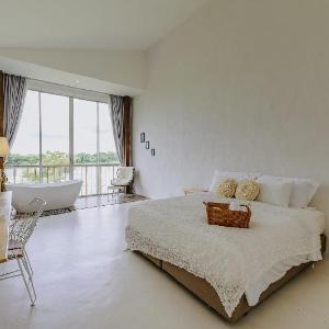 White Wall Riverfront Hotel