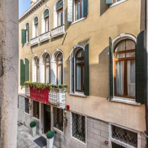 Ca' del Monastero 6 Collection Chic Apartment for 4 Guests with Lift
