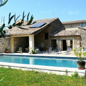 Demeure de charme du 18ème siècle à Gordes avec une magnifique vue sur le Luberon depuis sa piscine et pool-house 12 personnes LS2-107 VANADO