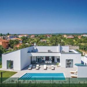 Three-Bedroom Holiday Home in Valbandon