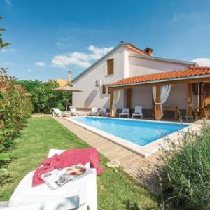 Three-Bedroom Holiday Home in Svetvincenat