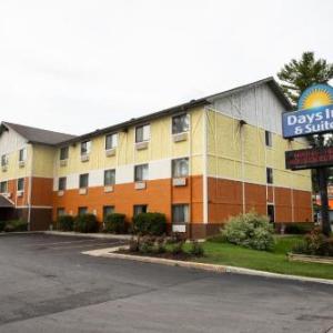 Days Inn & Suites by Wyndham Traverse City