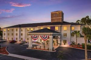 Sleep Inn & Suites by Choice Hotels I-95 Newest in Kingsland 40 Item Hot Breakfast Sparkling Saltwater Mineral Pool open until 12 Midnight, Kingsland