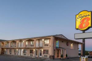 Super 8 by Wyndham Evanston, Evanston