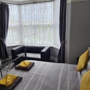 Hotels near The Barrel House Ballroom Totnes - The Roslyn Guest House
