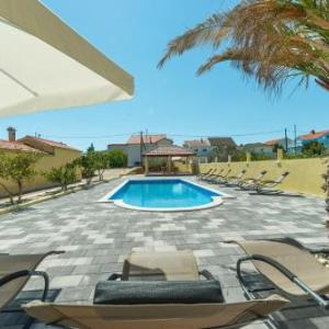 Crowonder Sun&Fun Holiday House with Large Swimming Pool Playroom and Garden