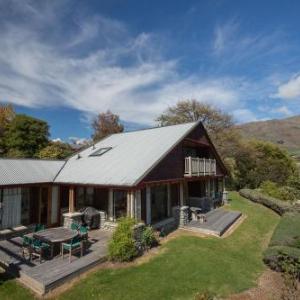 Bullock Creek Chalet - Sleeps 8 - Lake & Mountain Views - Private & Secluded
