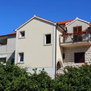 Apartments with parking space Supetar Brac - 13165