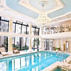 Queen'S Court Hotel & Residence