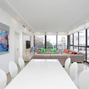 White House 3BR in Gordon Beach by HolyGuest