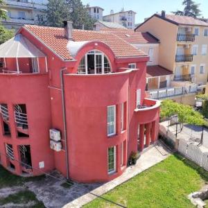 VILLA ROUGE with private parking AC WiFi