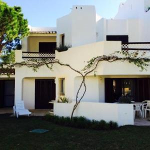 Apartment with 3 bedrooms in Olhos de Agua with shared pool furnished garden and WiFi 800 m from the beach