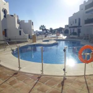 Modern 2 bed / 2 bath apartment ideally located by beach & marina