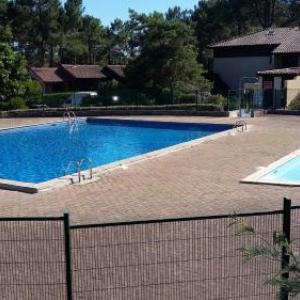 Très joli pavillon dans res avec piscine - 243631