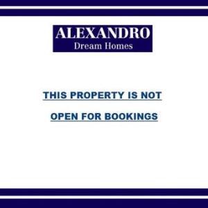Summery 1 Bed Oceanfront Apartment