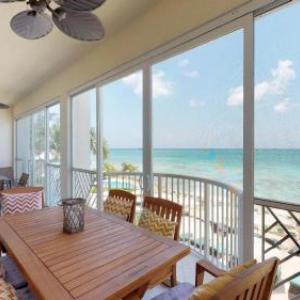Beachfront 4Br Retreat Walk To Beach & Town
