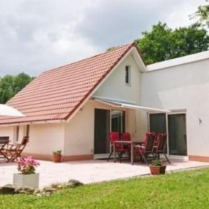 Superb Holiday Home in Daumazan-sur-Arize with Pools