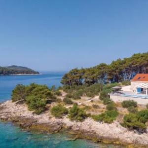 Four-Bedroom Holiday Home in Mikulina Luka