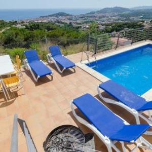 Lloret de Mar Villa Sleeps 9 Pool WiFi