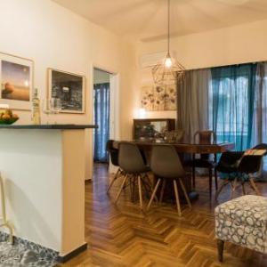 Modern-Vintage apartment by Acropolis museum