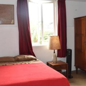 Habitación con dos camas baño privado terraza y cocina compartida en Miraflores
