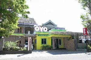 Vaccinated Staff - OYO 941 Hotel Manggala Syariah, Pacitan