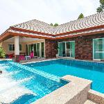 6BR Modern Villa w/Large Pool Garden & Karaoke