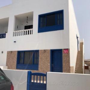 Apartment Oleada with sea views and wifi on the seafront in Caleta de Caballo