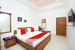 Vaccinated Staff - OYO 12371 Hotel Queensland, Amritsar