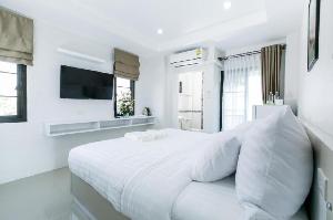 The Gun Hotel, Surin