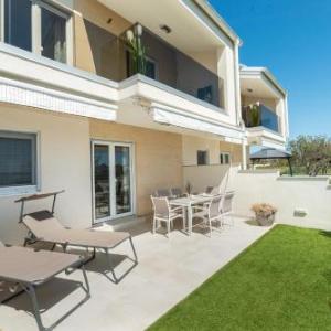 Beachfront Reiterer Villa V1 with Jacuzzi 30 meters from the Beach - CROWONDER LUXURY RENT