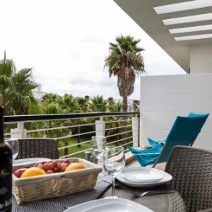 B06 - Top-Floor Marina 2 Bed Apartment