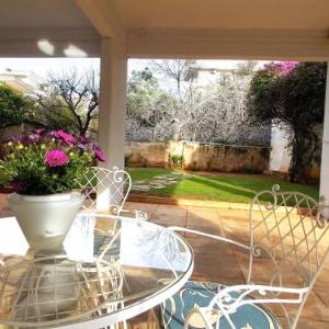 Glyfada spacious apartment/Garden