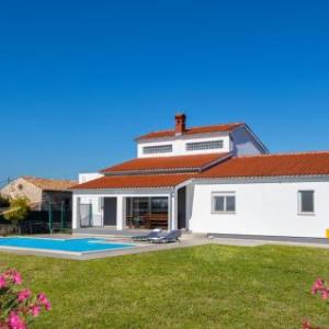 Three-Bedroom Holiday Home in Galizana