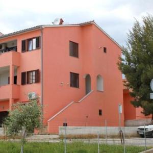 Apartments with parking space Pula - 10429