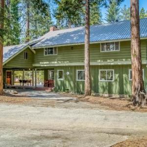 5 Bed 3 Bath Vacation home in Shaver Lake