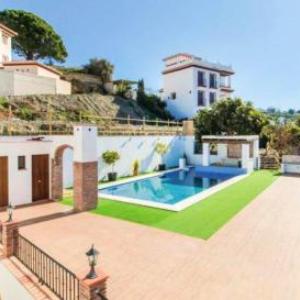 Comfortable House in Canillas de Albaida with Shared Pool