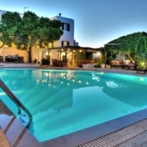 Tzane Studios & Apartments - Steps away from Golden Beach