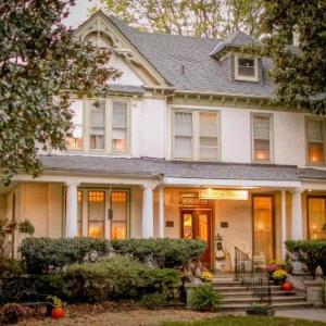 Hotels near Virginia Air and Space Center - Magnolia House Inn