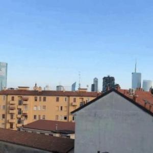 GuestHost - Isola View Renovated Apartment