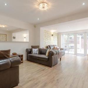 Fantastic Spacious 4 Bed 3 Storey House w Garden