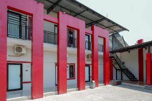 RedDoorz Syariah near Alun Alun Tegal, Tegal